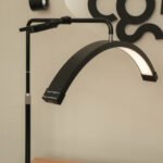 Lámpara Media Luna con brazo para mesa | Incluye soporte para celular