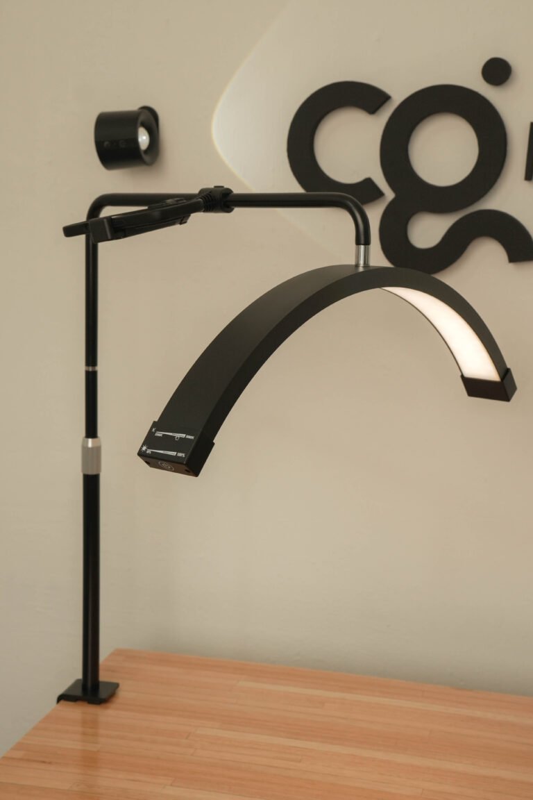 Lámpara Media Luna con brazo para mesa | Incluye soporte para celular