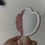 Espejo de mano corazón con brillos — imagen 3