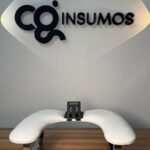 Apoya manos en U con base metálica y porta celular — imagen 6