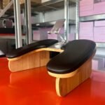 Apoya manos premium con base de madera y porta celular — imagen 4