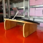 Apoya manos premium con base de madera y porta celular — imagen 6